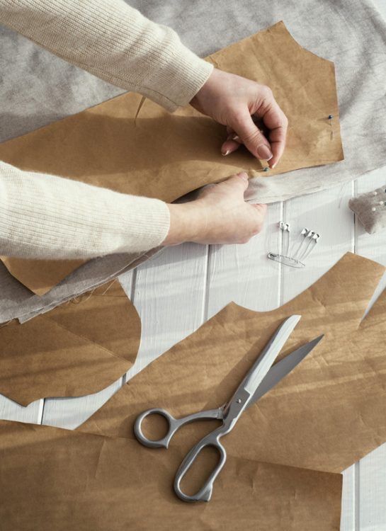 Découpe d'un patron de couture